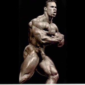 KEVIN LEVRONE E LA POSA DI SIDE CHEST